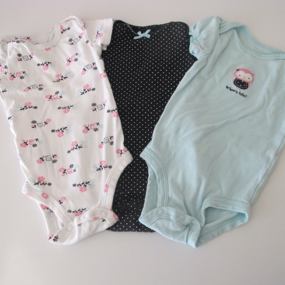 Bundle of 3 Carter's Baby Infant Onesie's Size 0-3 months GUC